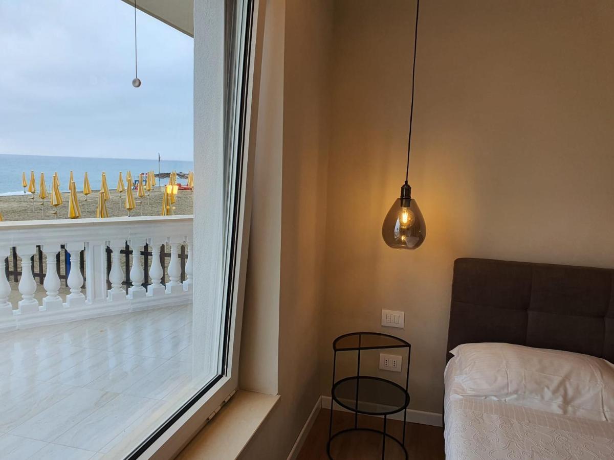 Blu Sea Apartments ปิเอตราลิกูเร ภายนอก รูปภาพ