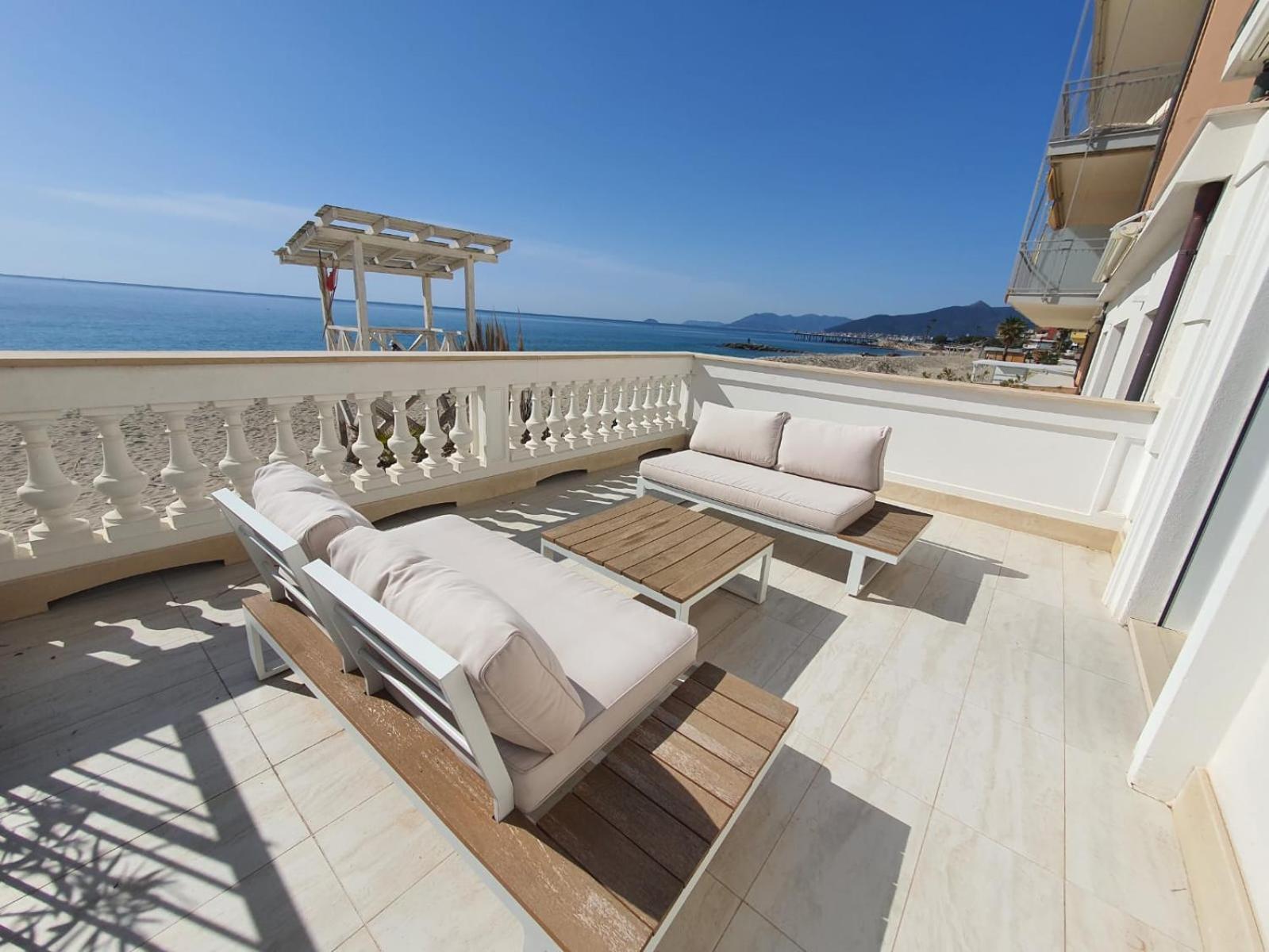Blu Sea Apartments ปิเอตราลิกูเร ภายนอก รูปภาพ